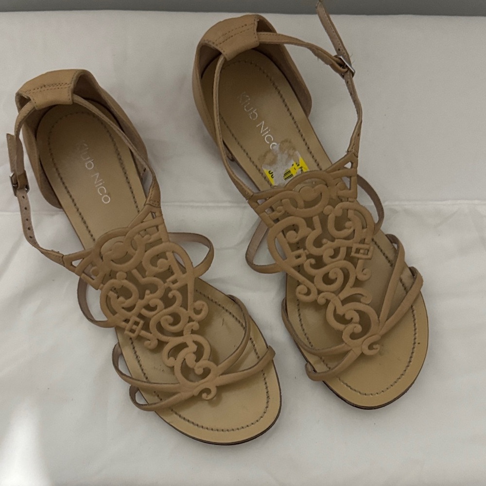 Elegant Tan Sandals - Picture 2 of 9